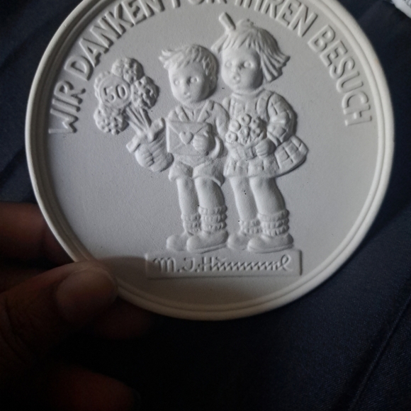 VINTAGE 1985 GOEBEL FACTORY SOUVENIR 4" PORCELAIN MEDALLION- HUMMEL CHILDREN - Picture 3 of 3